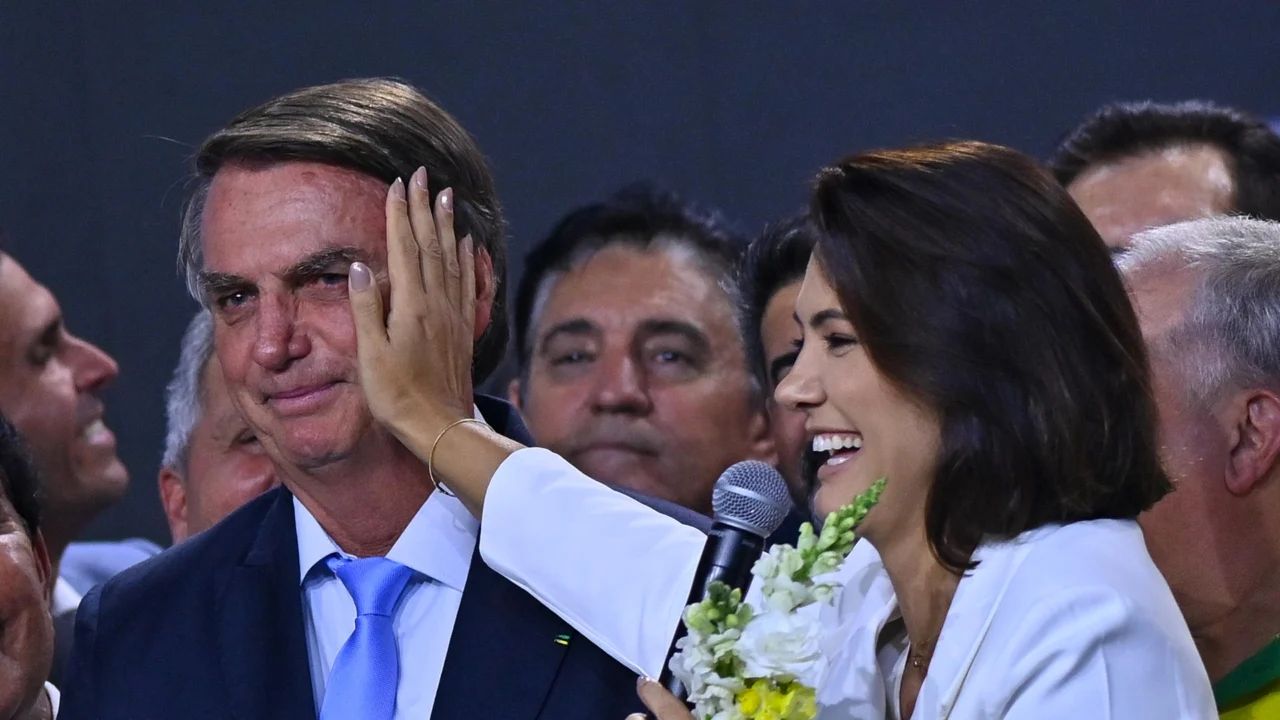 michelle-diz-que-jair-bolsonaro-esta-ha-seis-dias-sem-solucos.jpg